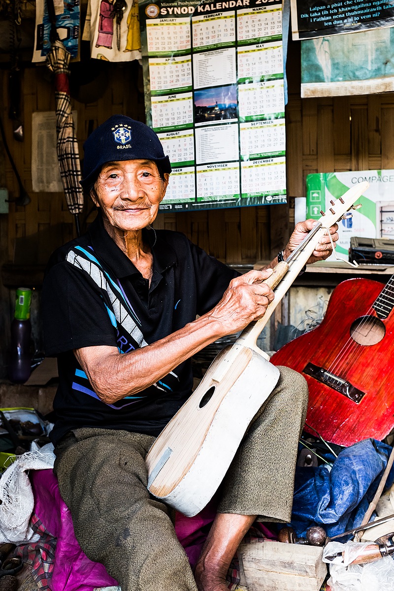 Chawngte (Chakma areas), guitar maker (Mizoram 2014)